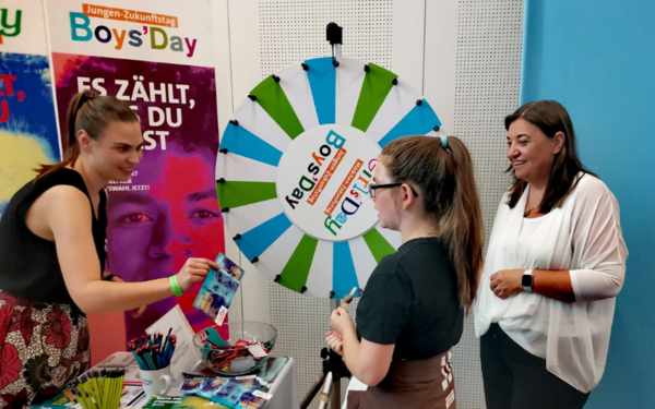 Staatssekretärin Ekin Deligöz am Stand des Boys'Day und Girls'Day beim Tag der offenen Tür